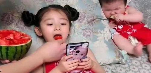 爸爸喂女儿吃瓜,温馨一幕记录爸爸喂女儿吃瓜的甜蜜时光