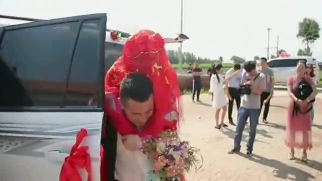 农村结婚新郎吃瓜,新郎吃瓜成潮流，趣味横生迎娶佳人