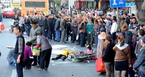 男子吃瓜看车祸,男子吃瓜目睹车祸，现场直击生死瞬间